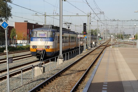 In Leidschenveen rijdt soms een trein voorbij, op weg naar de lijnwerkplaats.