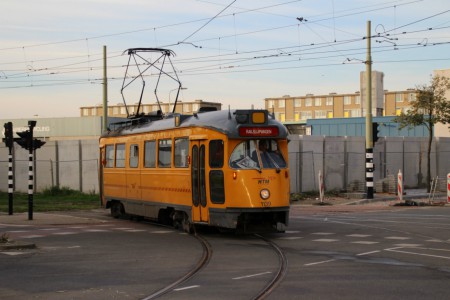 De Railslijpwagen in de boog Monstersestraat/Loosduinseweg.